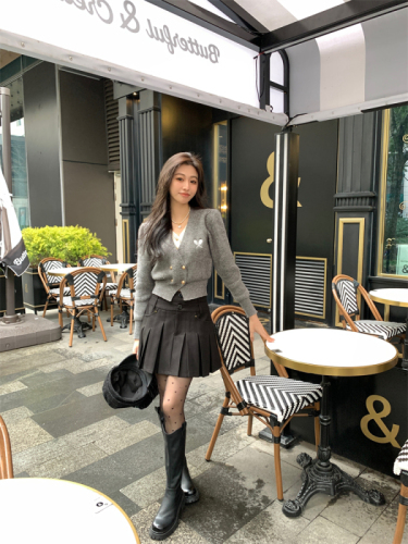 Buckwheat qiaoqiao age-reducing formula spring design niche V-neck fake two-piece short knitted top