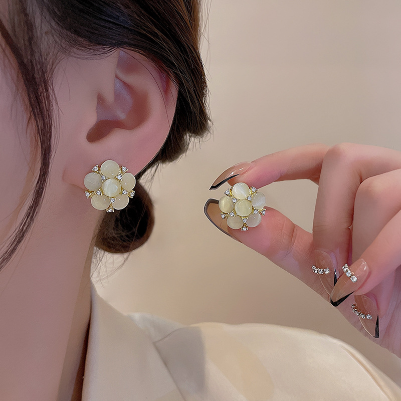 Niche cat's eye stone earrings, high-end design hollow flower earrings, internet celebrity same style earrings