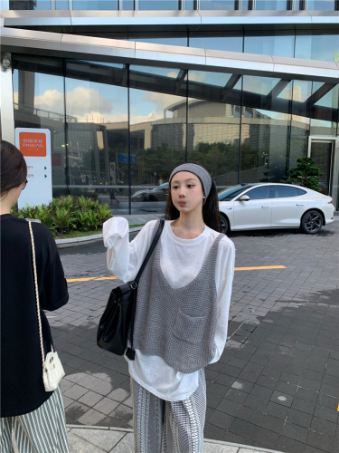 Actual shot of three-color loose lazy knitted sweater vest simple suit