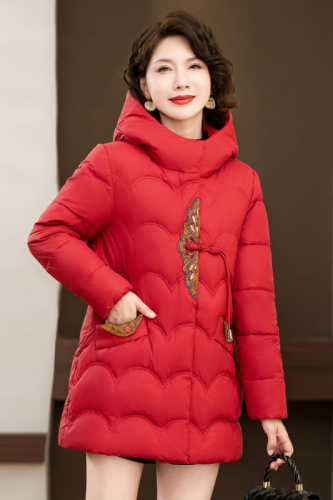 Real shot of mother's winter clothing, new hooded, cotton-thick coat, middle-aged and elderly ladies' fashionable warm down jacket