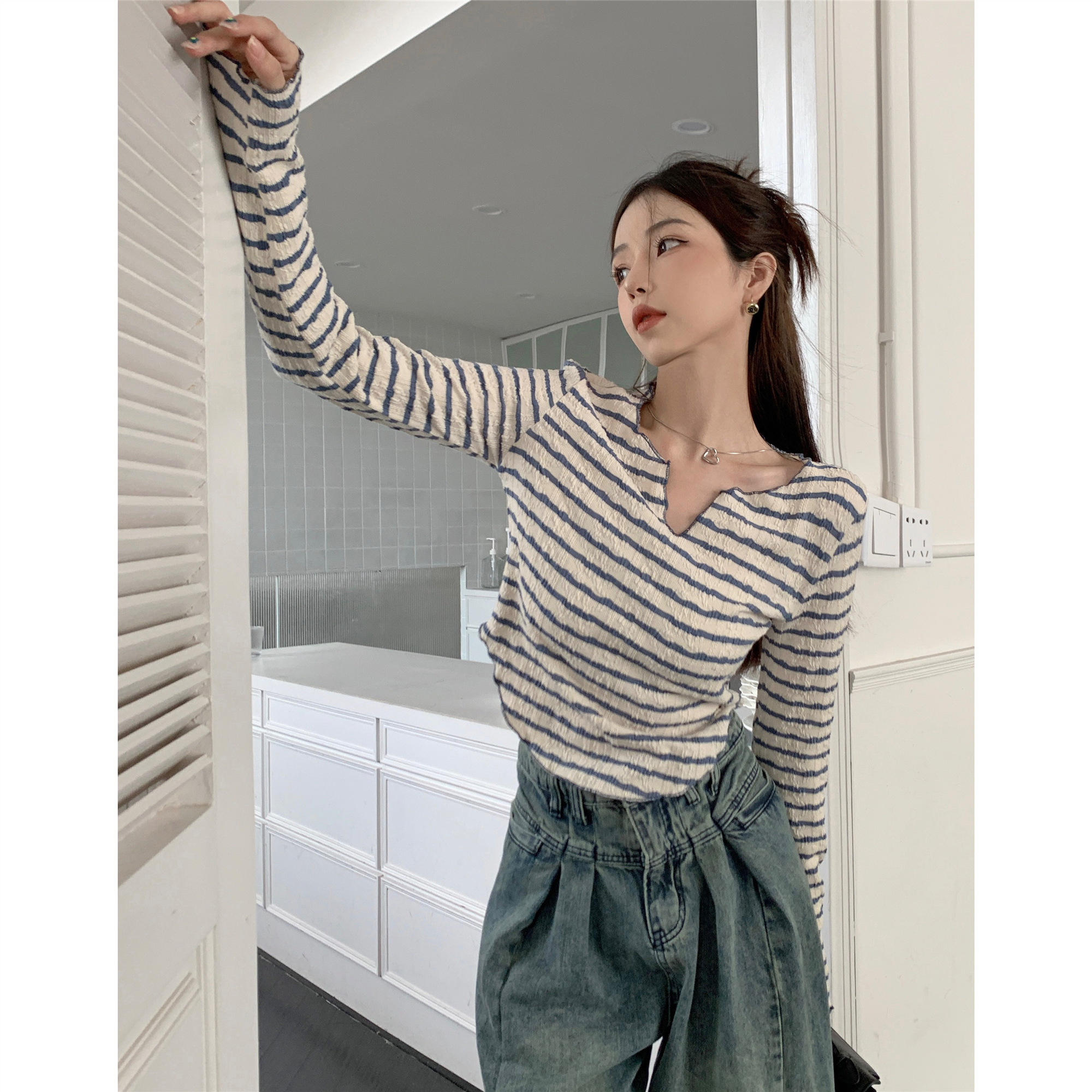 Actual shot ~ Designed V-neck long-sleeved T-shirt with earrings for women, autumn striped long-sleeved top