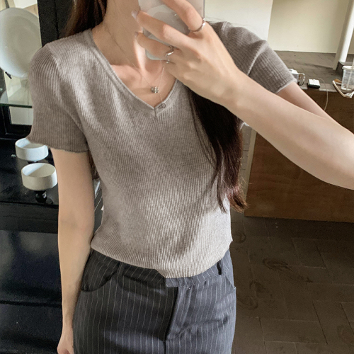 Real photos of Hong Kong style retro commuter thin V-neck short-sleeved sweater for women summer 2024 new high-end short top