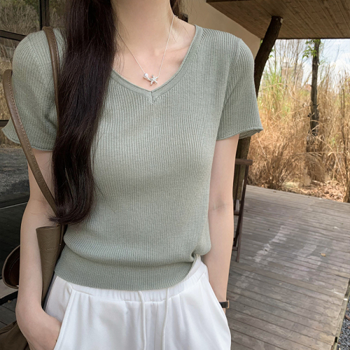 Real photos of Hong Kong style retro commuter thin V-neck short-sleeved sweater for women summer 2024 new high-end short top