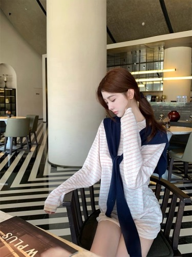 Han Yujia dropped shoulder round neck striped sun protection T-shirt for women in autumn contrasting color lazy and loose feeling loose slimming long-sleeved top