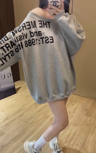 American slanted shoulder letter printed long-sleeved sweatshirt for women in autumn hot girl off-shoulder design loose and slim top ins