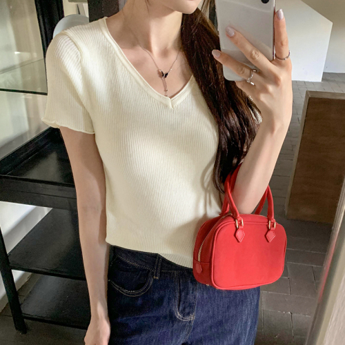 Real photos of Hong Kong style retro commuter thin V-neck short-sleeved sweater for women summer 2024 new high-end short top