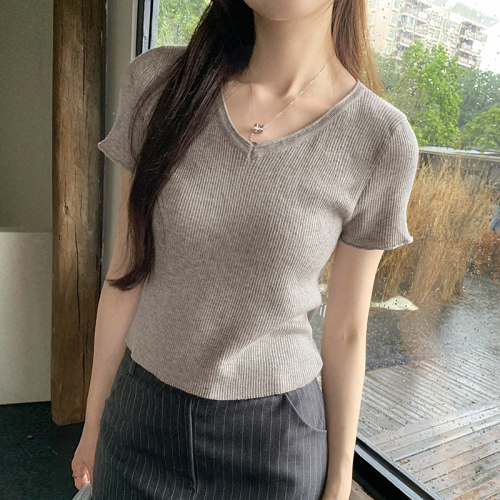 Real photos of Hong Kong style retro commuter thin V-neck short-sleeved sweater for women summer 2024 new high-end short top