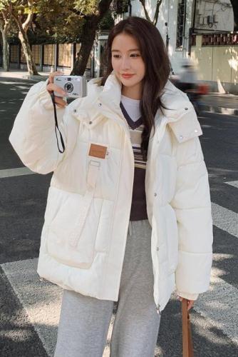 Real shot of down cotton-padded clothes, women's new winter work clothes, thick coats, oversize bread clothes, cotton-padded jackets