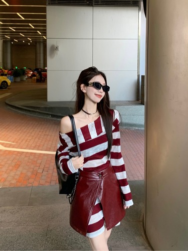 Actual shot ~ Irregular sloping mid-length contrast striped T-shirt for women with girdle PU leather skirt stacking suit