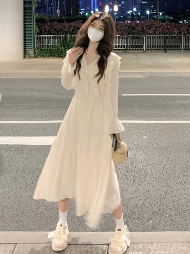 Long-sleeved white elegant dress for women's early autumn French ruffled elegant and gentle style long skirt