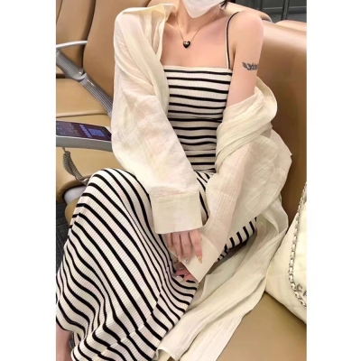 Sister Xiaoyu YM 2024 new autumn design black and white striped waist slimming versatile suspender skirt for women trendy