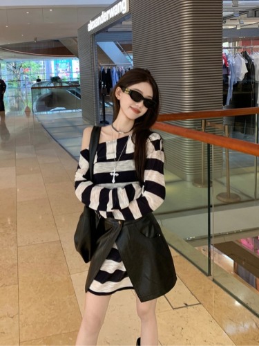 Actual shot ~ Irregular sloping mid-length contrast striped T-shirt for women with girdle PU leather skirt stacking suit