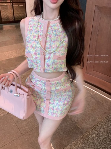 Real shot of heavy craftsmanship, pastel color, high-end girly style, small fragrant style vest top + hip-covering skirt