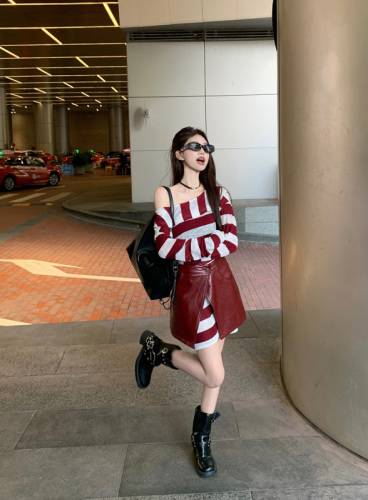 Actual shot ~ Irregular sloping mid-length contrast striped T-shirt for women with girdle PU leather skirt stacking suit