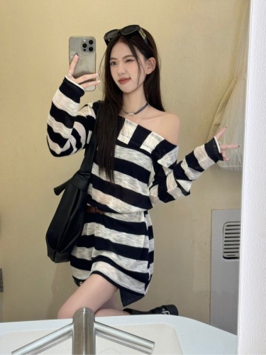 Actual shot ~ Irregular sloping mid-length contrast striped T-shirt for women with girdle PU leather skirt stacking suit