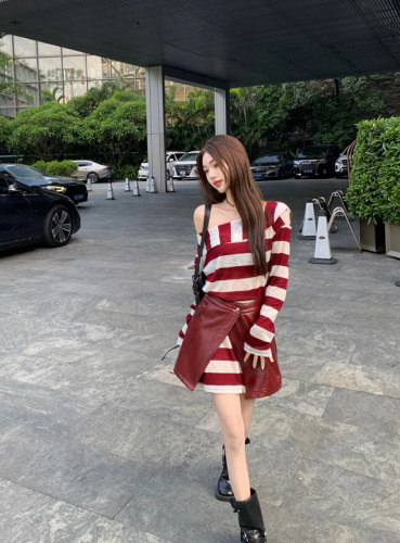 Actual shot ~ Irregular sloping mid-length contrast striped T-shirt for women with girdle PU leather skirt stacking suit