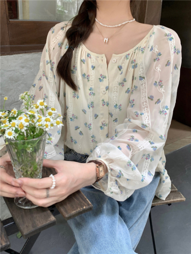 Real shot!  Small fresh floral long-sleeved shirt, loose and slim, round neck, sweet and girly, versatile chiffon shirt