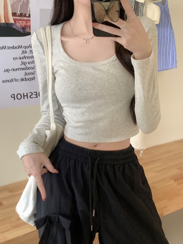 Actual shot of Korean style slim U-neck T-shirt for women in autumn solid color basic short style bottoming long sleeves with chic tight top