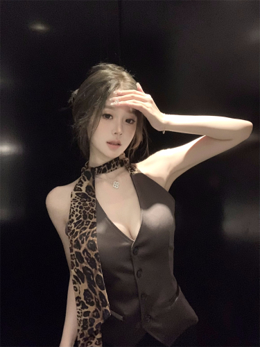 Real shot of suit vest, high-end satin V-neck leopard print halter top