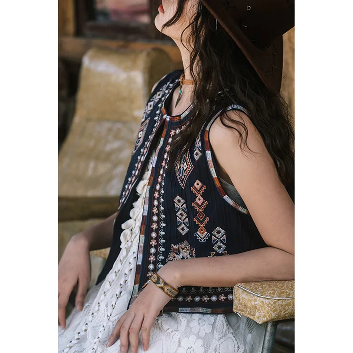 Quality inspector's picture of Xinjiang and Yunnan taking photos wearing retro ethnic style vest for women heavy industry embroidered short vest top
