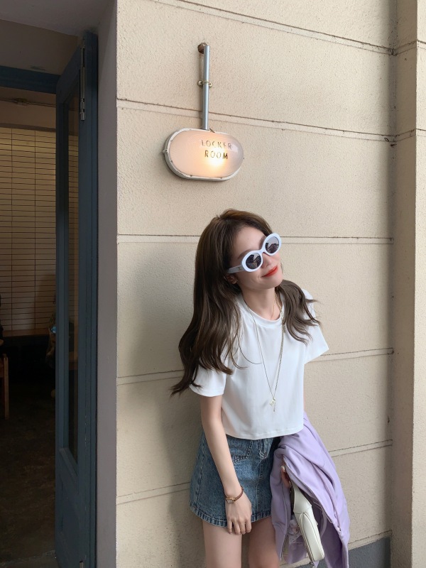 Wardrobe equipped with versatile basic tops, white simple short T-shirts for women