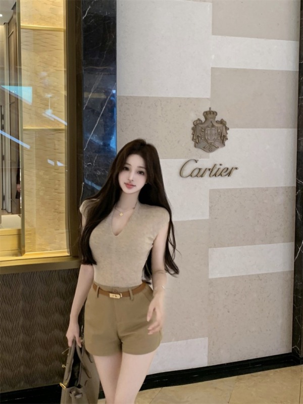 Old money style casual khaki shorts + basic simple V-neck raw edge slim knitted short-sleeved T-shirt