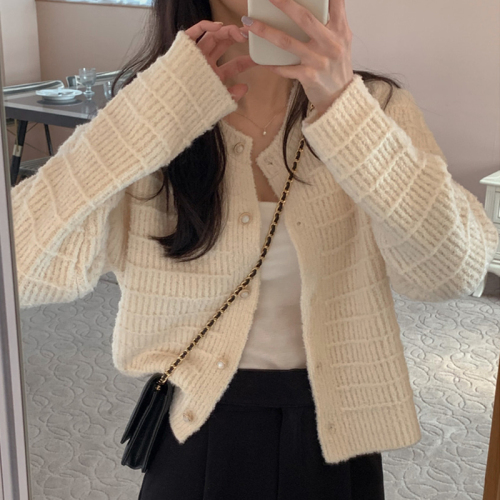 Korean chic autumn and winter retro small fragrance round neck textured knitted design loose long-sleeved short knitted sweater