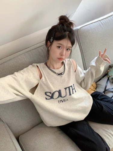 Real shot of round neck printed pullover sweatshirt with loose design and off-shoulder hollow top. The letters have been revised.