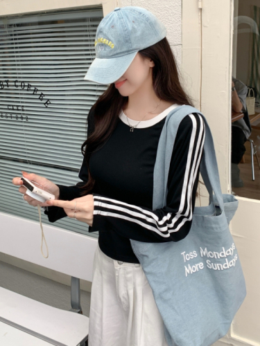 Real shot of American hot girl long-sleeved slim top autumn 2024 design inner layering shirt right shoulder T-shirt