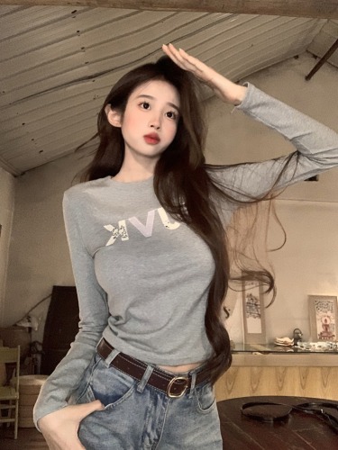 Real shot of American retro letter patch printed right-shoulder long-sleeved T-shirt for sweet girls, slim fit short top