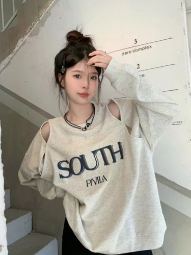 Real shot of round neck printed pullover sweatshirt with loose design and off-shoulder hollow top. The letters have been revised.