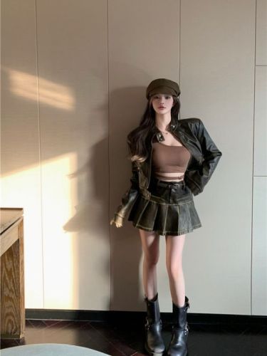 Real shot!  American retro hottie short leather jacket for women, high-end pleated skirt for women