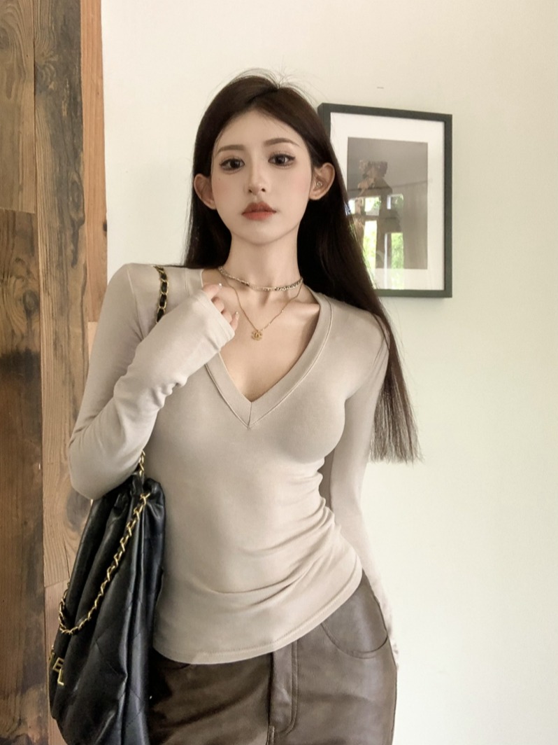 Real shot of autumn hot girl style sexy V-neck slimming short long-sleeved T-shirt for women with base layer top