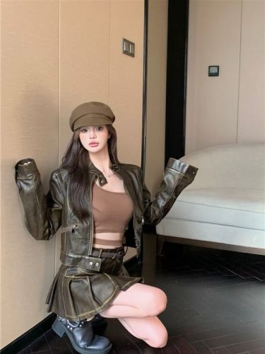 Real shot!  American retro hottie short leather jacket for women, high-end pleated skirt for women