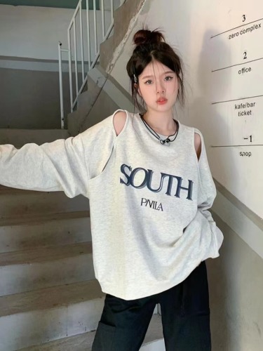 Real shot of round neck printed pullover sweatshirt with loose design and off-shoulder hollow top. The letters have been revised.