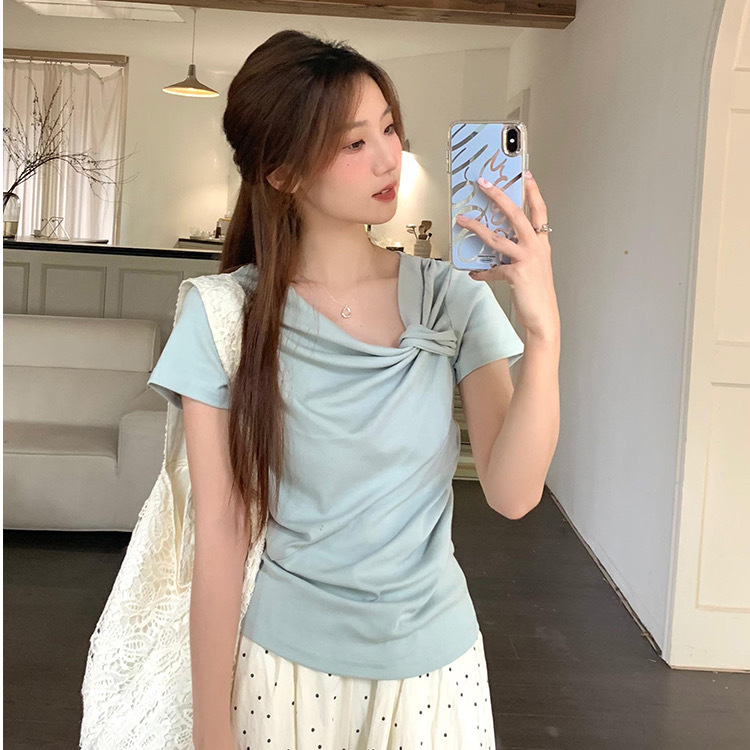 Designed kink blue short-sleeved T-shirt for women in summer niche pleated chic white shoulder top