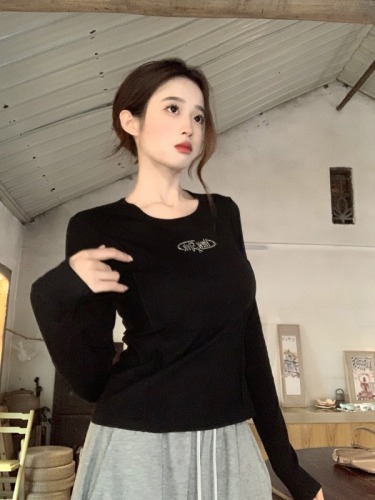 Actual shot of Korean style autumn new letter print slim fit round neck long sleeve T-shirt for women