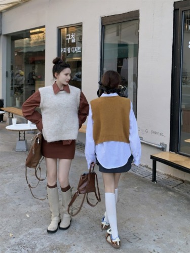 Real shot of new autumn and winter Korean style knitted vest shirt top college style loose retro shirt