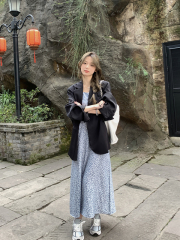 Small blue floral suspender skirt for women in early spring, gentle and fresh, with chiffon seaside dress