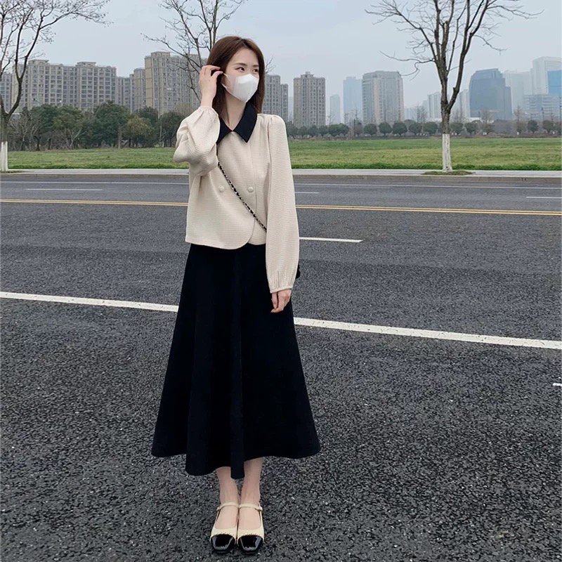 Early autumn outfit is paired with a complete set of high-end, small, niche and unique top and skirt two-piece suits for petite women.