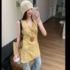 U77 Korean style v-neck halterneck floral vest for small women with slim waist, slimming and white chic top, new summer style