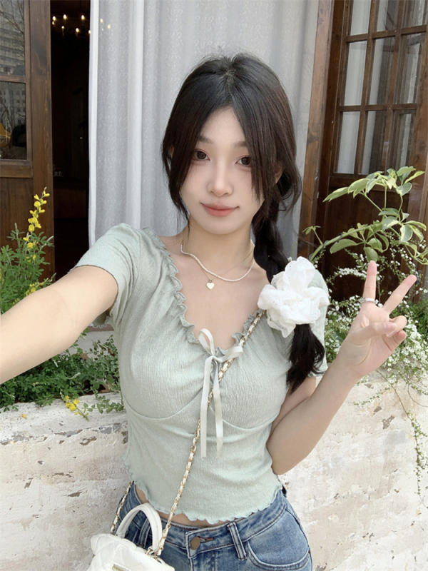 V-neck collarbone-exposed short-sleeved T-shirt for women in spring and summer, sweet and spicy little top with bow tie on the side of fungus