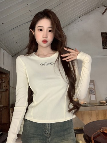 Actual shot of Korean style autumn new letter print slim fit round neck long sleeve T-shirt for women