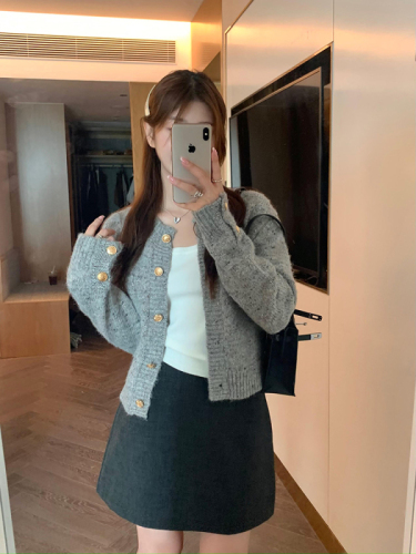 Exquisite little fragrant gray knitted cardigan worn as a Korean style lazy style round neck short soft waxy sweater jacket