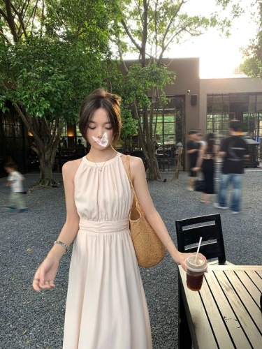 Cool and refreshing halter neck sleeveless suspender dress for women with slim waist and elegant temperament long strapless holiday dress