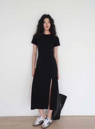 Short-sleeved dress for women with design slit, summer slim fit, over-the-knee long skirt, A-line dress, mid-length little black dress