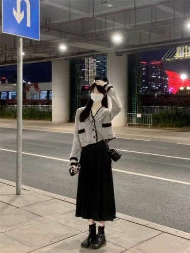 Korean-style minimalist color-blocked V-neck women's autumn new casual short sleeve loose knit top