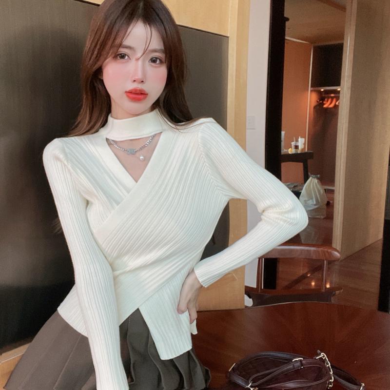 Sexually appealing cross V-neck crew neck knitted base shirt for women, design-inspired niche white sweater, early spring innerwear top, trendy