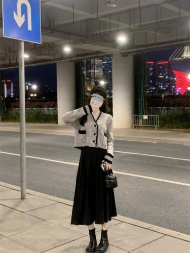 Korean-style minimalist color-blocked V-neck women's autumn new casual short sleeve loose knit top