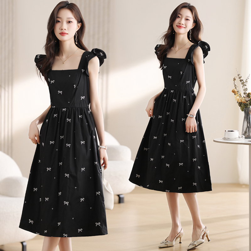 French square neck small flying sleeve dress for women Hepburn style embroidered sleeveless suspender little black dress waist advanced